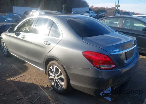 2017 Mercedes-Benz C 300 4Matic z USA, uszkodzony, nr VIN 55SWF4KB1HU184388